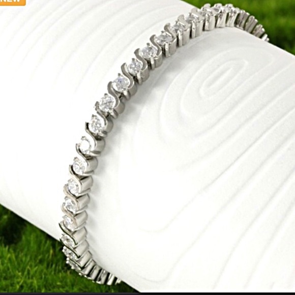 Jewelry - Genuine white Sapphire